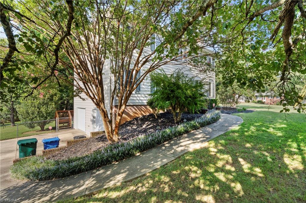 Clemmons, North Carolina 27012, United States, 3 Bedrooms Bedrooms, ,3 BathroomsBathrooms,Residential,Pending,200488