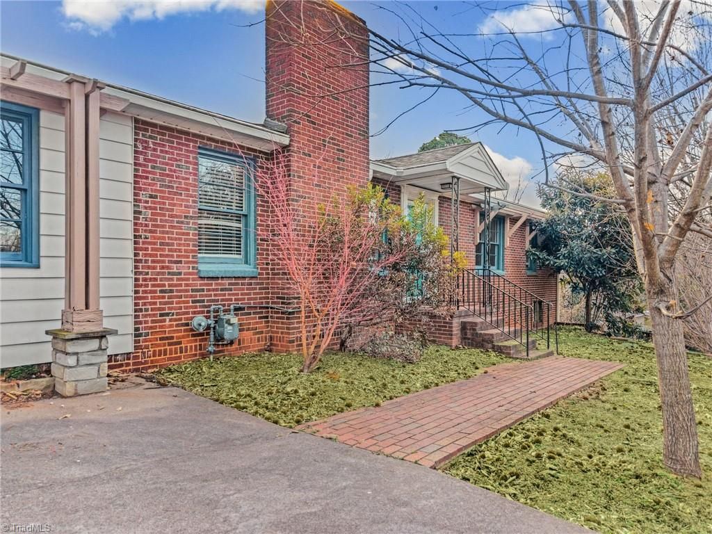 Photo of 1401 Drumcliffe Road, Winston-Salem, NC 27103 (MLS # 1213112)