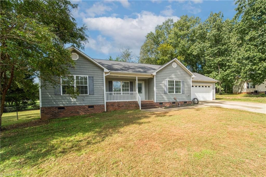 Photo of 119 Bluff Court, Statesville, NC 28625 (MLS # 1208042)