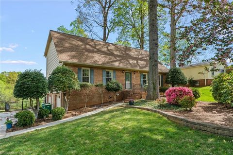 Homes For Sale - 7000 Bridgewood Road<br/> Clemmons, NC 27012