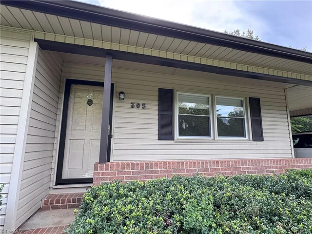 305 Kingston Drive, photo 4 of 34