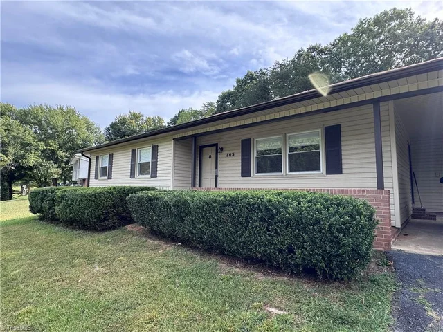 305 Kingston Drive, photo 3 of 34