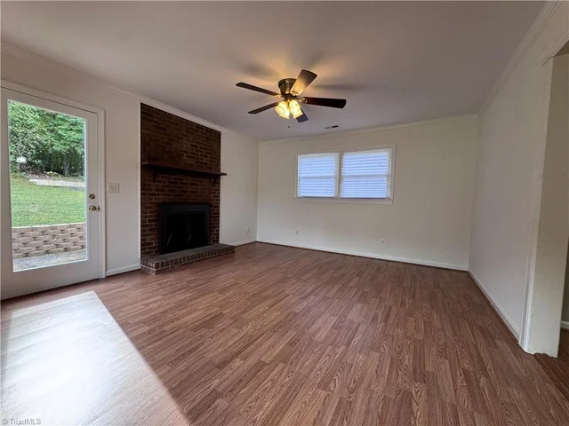 305 Kingston Drive, photo 5 of 34