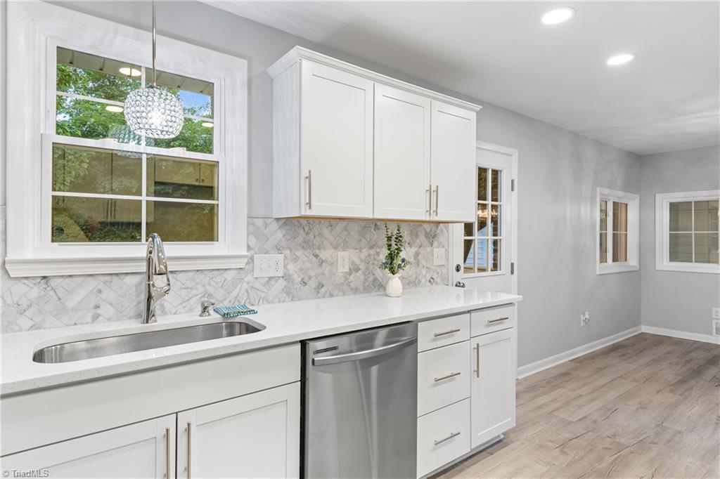 Winston-Salem, North Carolina 27103, United States, 3 Bedrooms Bedrooms, ,2 BathroomsBathrooms,Residential,Active,132740