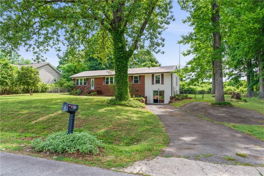212 Lakeview Drive, Thomasville, North Carolina image 2