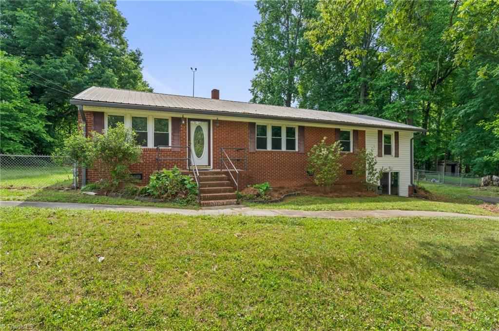 212 Lakeview Drive, Thomasville, North Carolina image 1