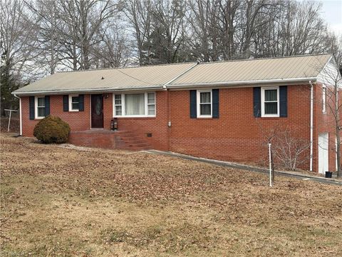 Homes For Sale - 1105 Springfield Road<br/> High Point, NC 27263