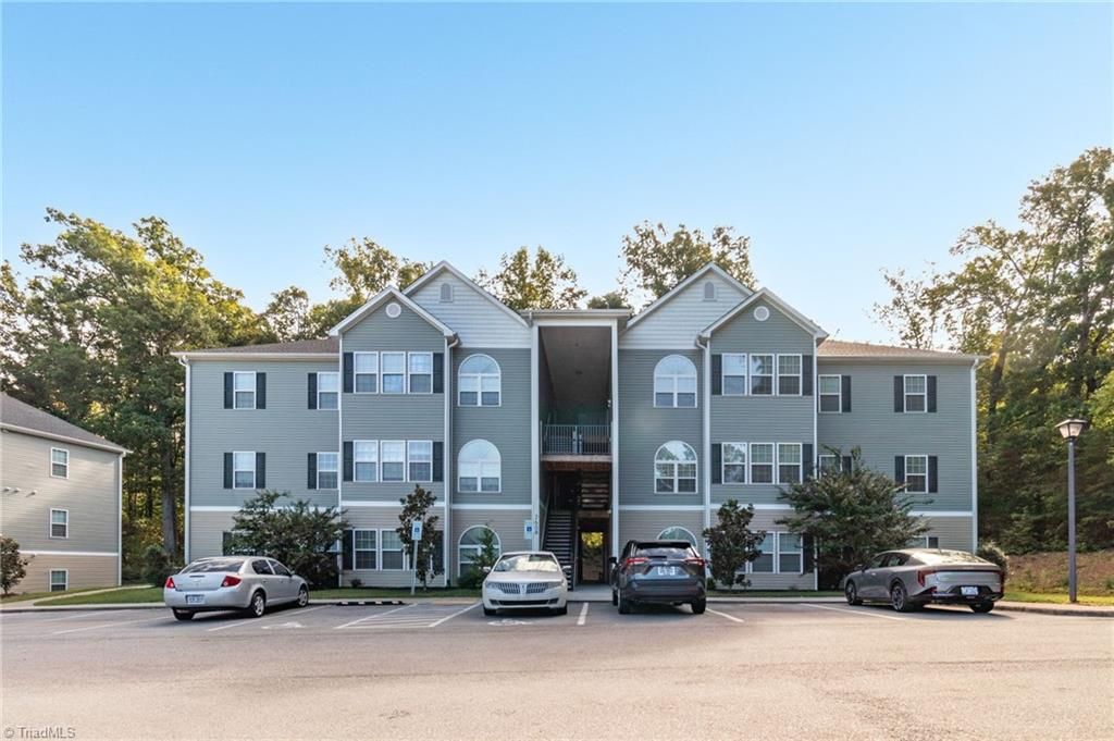 Photo of 2608 Pennoak Way #F, Greensboro, NC 27407 (MLS # 1217034)