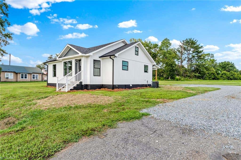 Photo of 3036 US Highway 21 HWY, Boonville, NC 27020 (MLS # 1230597)