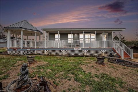 Mobile Home For Sale - 121 Grand View Drive<br/> New London, NC 28127