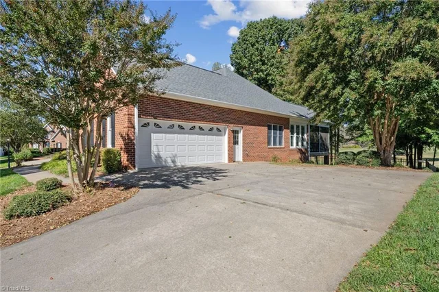 1025 Glen Day Drive, photo 5 of 49
