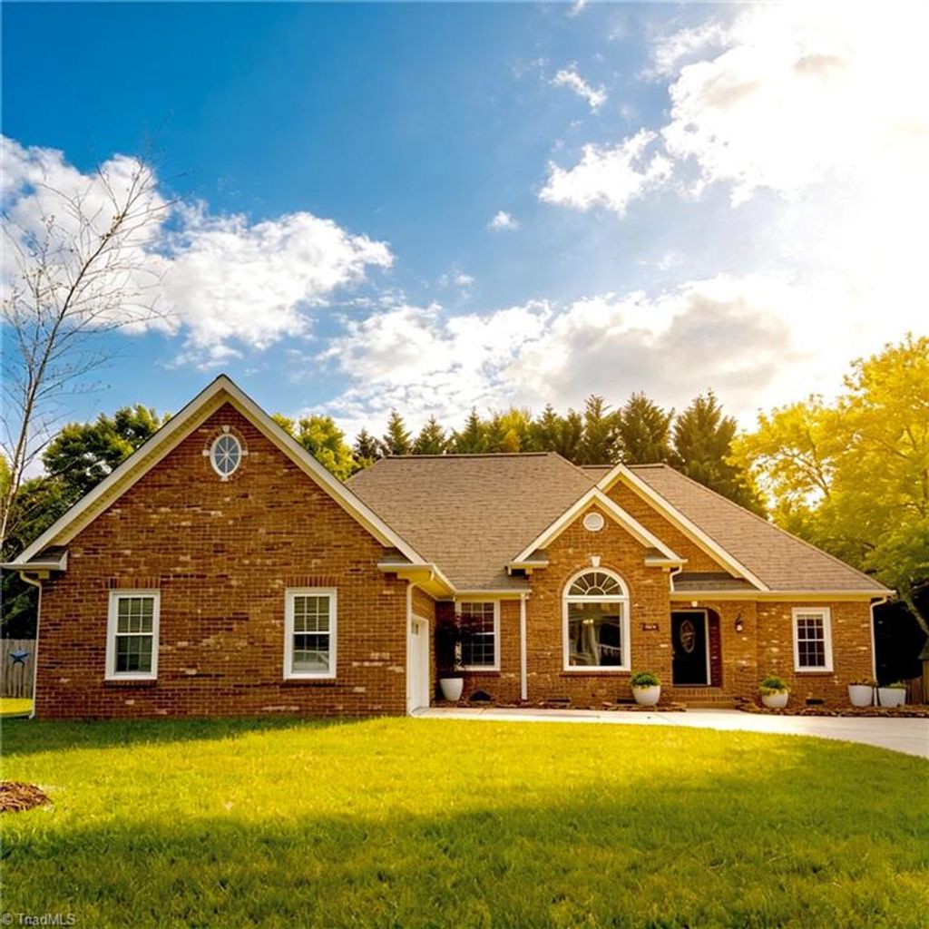 Photo of 936 George Place Drive, Kernersville, NC 27284 (MLS # 1222178)