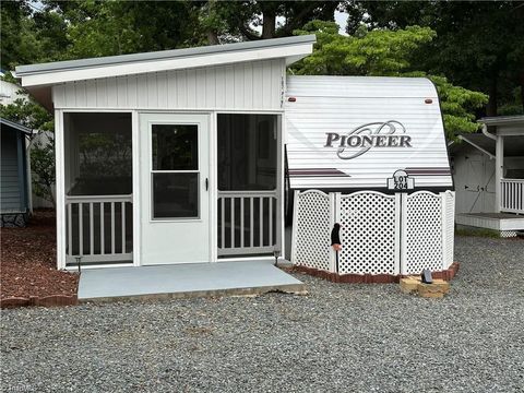 Mobile Home For Sale - 107 Pine Street<br/> New London, NC 28127