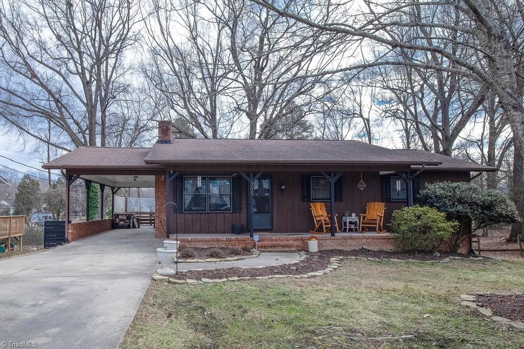 Photo of 305 Carter Drive, Thomasville, NC 27360 (MLS # 1207561)