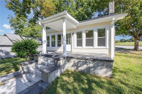 Homes For Sale - 24 E Sunrise Avenue<br/> Thomasville, NC 27360