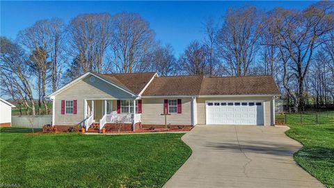 Photo of 112 Chimney Ridge Lane, Statesville, NC 28625 (MLS # 1212577)