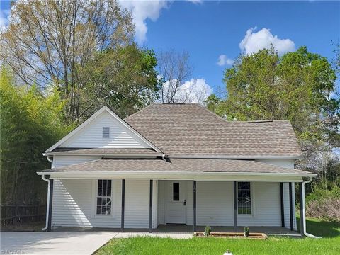 Homes For Sale - 12 Forsyth Street<br/> Thomasville, NC 27360
