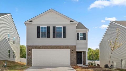Homes For Sale - 205 Beechwood Circle<br/> Thomasville, NC 27360