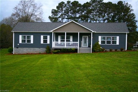Single Family Residence in Yadkinville NC 3209 Thad Henry Drive.jpg