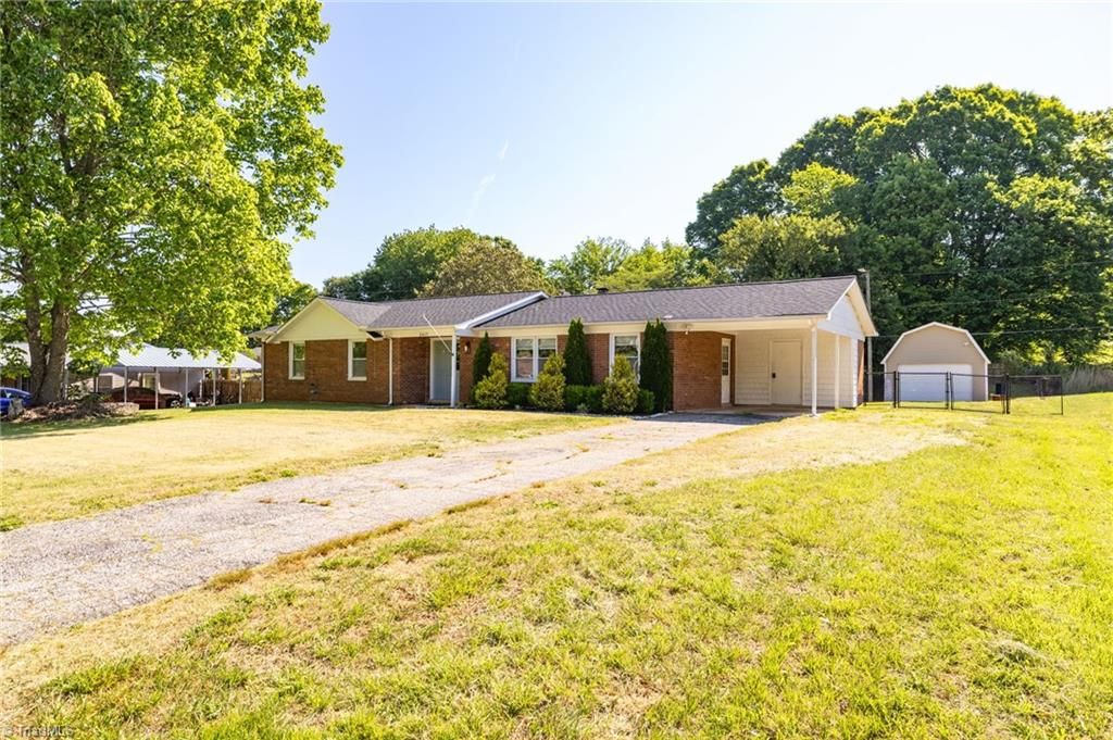 Photo of 2417 White Horn Road, Kernersville, NC 27284 (MLS # 1219263)