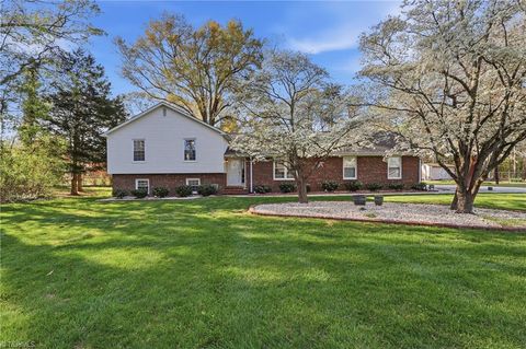 Homes For Sale - 2005 Hunterwoods Drive<br/> High Point, NC 27265