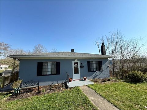 Homes For Sale - 722 Maiden Lane<br/> Mount Airy, NC 27030
