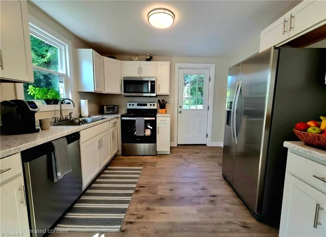 910 Dillard Street, photo 5 of 27