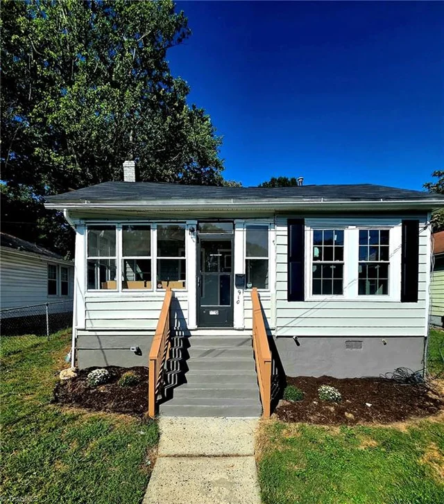 910 Dillard Street, photo 3 of 27