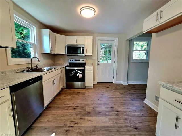 910 Dillard Street, photo 4 of 27