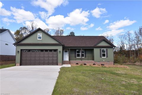 Homes For Sale - 109 Fletchers Farm Drive<br/> Thomasville, NC 27360