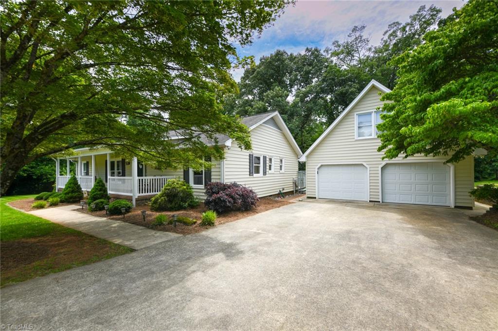 6107 Four Oaks Court, Summerfield, North Carolina image 4