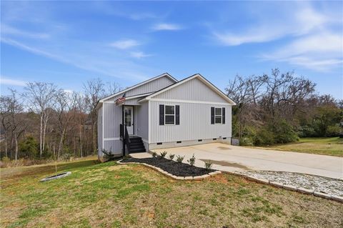 Homes For Sale - 102 Snyder Court<br/> Concord, NC 28025