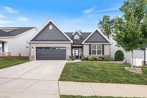 Homes For Sale - 3228 Castlerock Drive<br/> Burlington, NC 27215