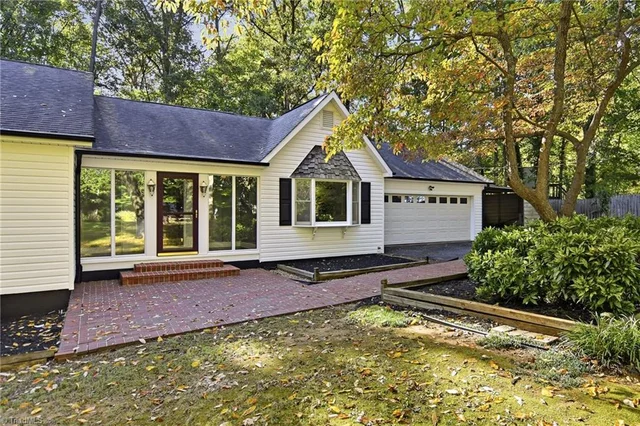 906 Sommerdale Circle, photo 2 of 31