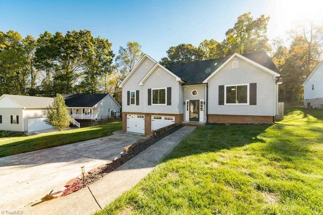 125 Springhouse Farm Court, photo 2 of 27