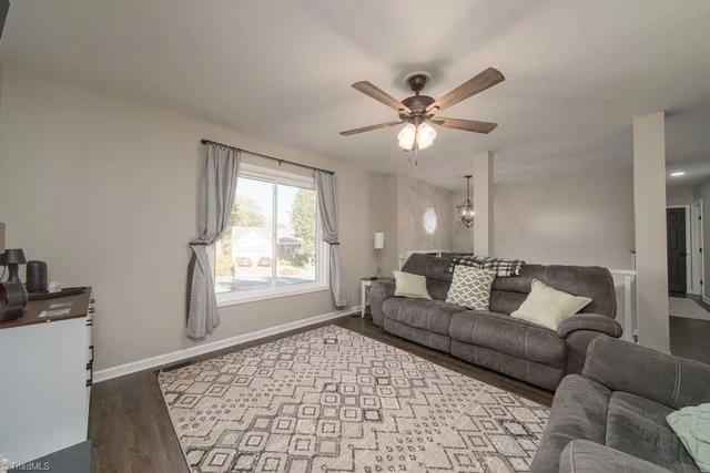 125 Springhouse Farm Court, photo 4 of 27
