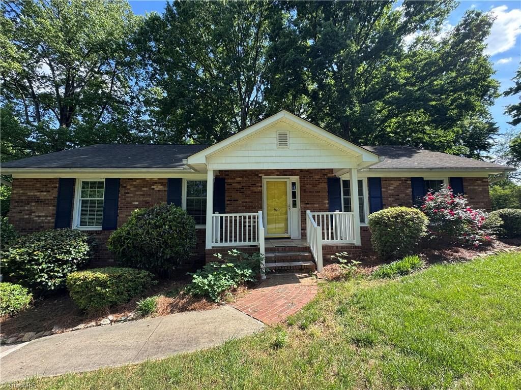Photo of 910 Forestglen Drive, Winston-Salem, NC 27103 (MLS # 1218224)