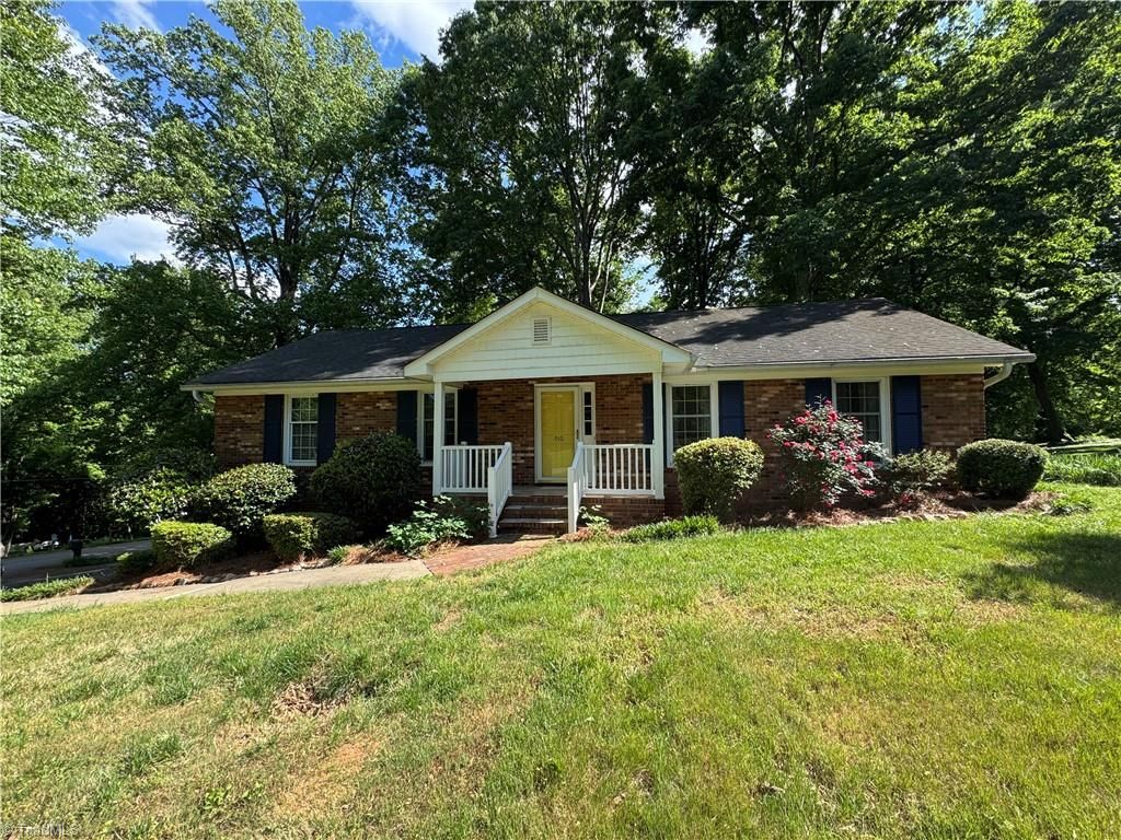 Photo of 910 Forestglen Drive, Winston-Salem, NC 27103 (MLS # 1218224)