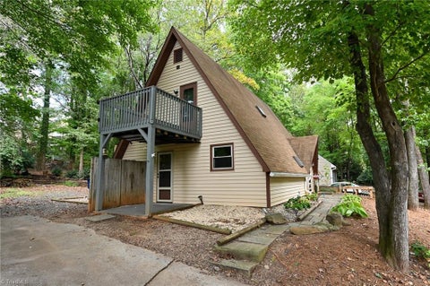 Homes For Sale - 1469 Old Town Road<br/> Winston-Salem, NC 27106