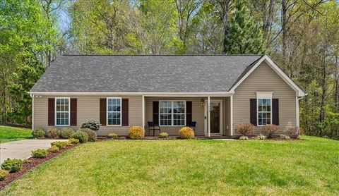 Homes For Sale - 1809 Antler Court<br/> Guilford County, Greensboro, NC 27406