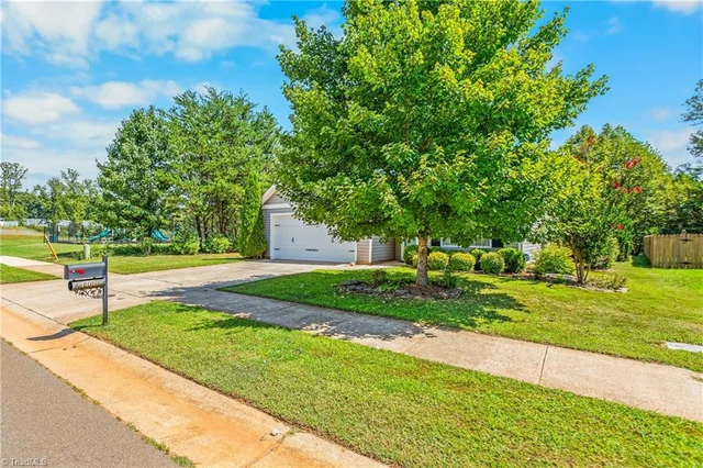1466 Weatherend Drive, photo 3 of 34