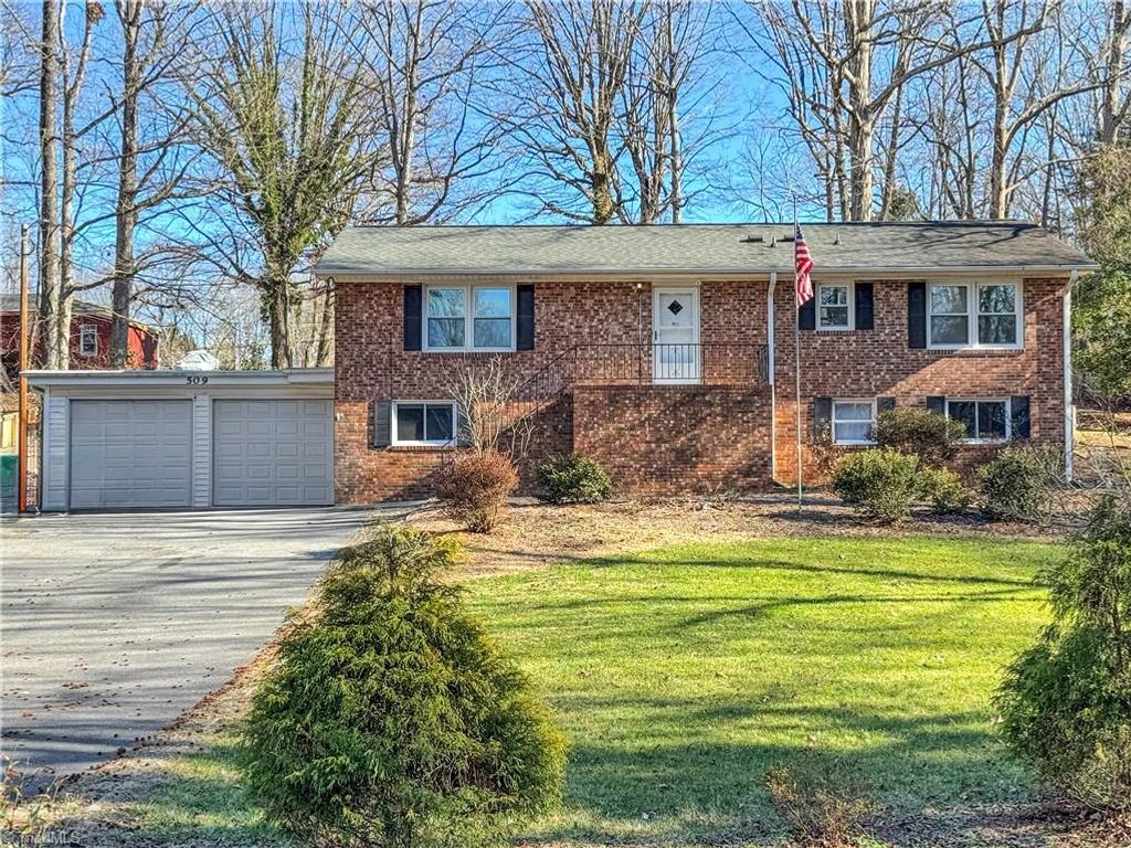 Photo of 509 Valleybrook Drive, Jamestown, NC 27282 (MLS # 1207232)