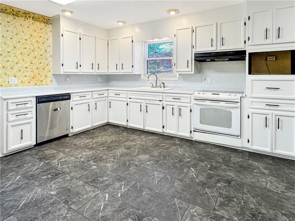 Photo of 509 Valleybrook Drive, Jamestown, NC 27282 (MLS # 1207232)