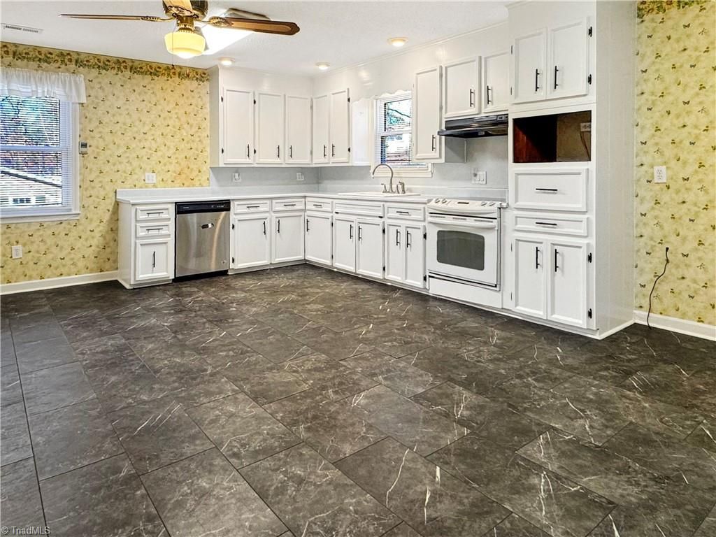 Photo of 509 Valleybrook Drive, Jamestown, NC 27282 (MLS # 1207232)