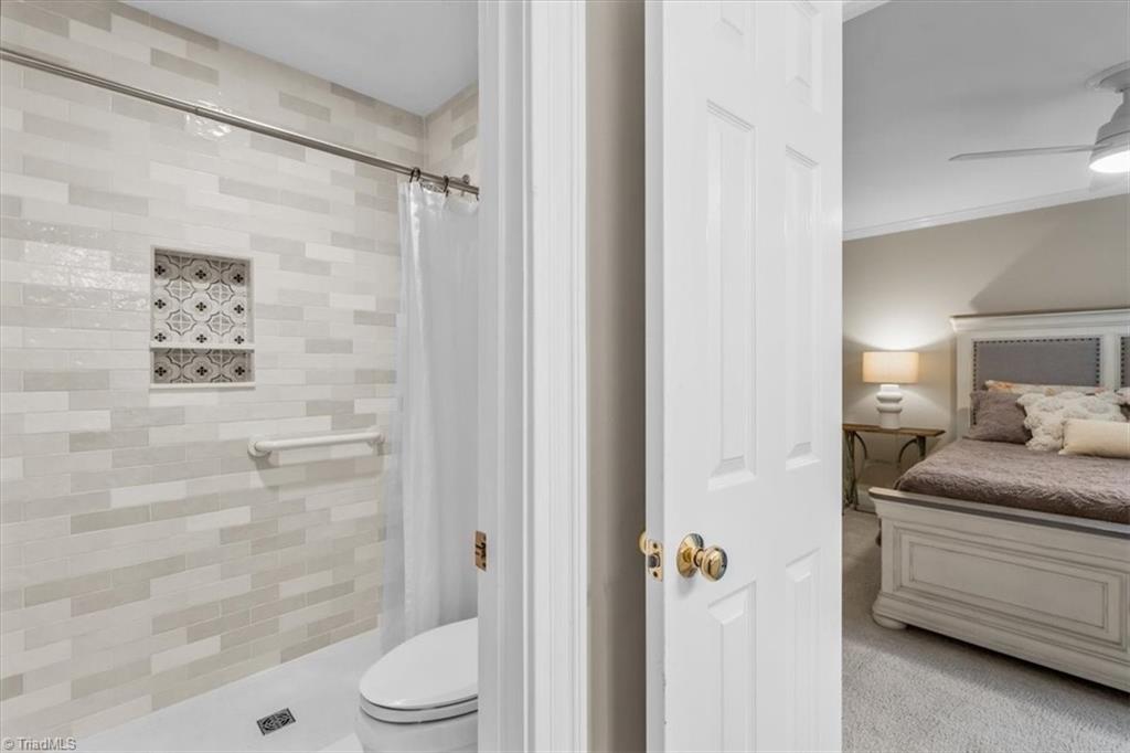 Greensboro, North Carolina 27405, United States, 4 Bedrooms Bedrooms, ,4 BathroomsBathrooms,Residential,Pending,141400