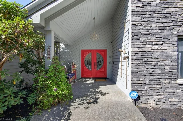 1070 Foxcliff Drive, photo 3 of 50