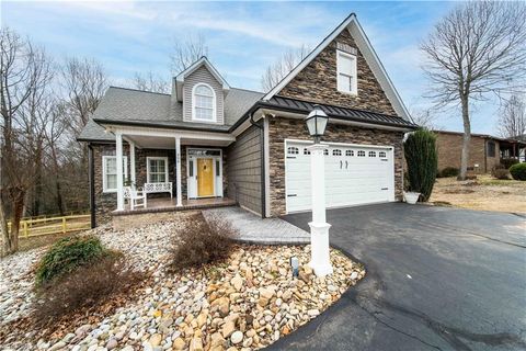 Homes For Sale - 208 Triplett Street<br/> Yadkin County, Jonesville, NC 28642