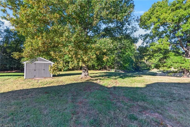 424 Glen Oaks Drive, photo 5 of 29
