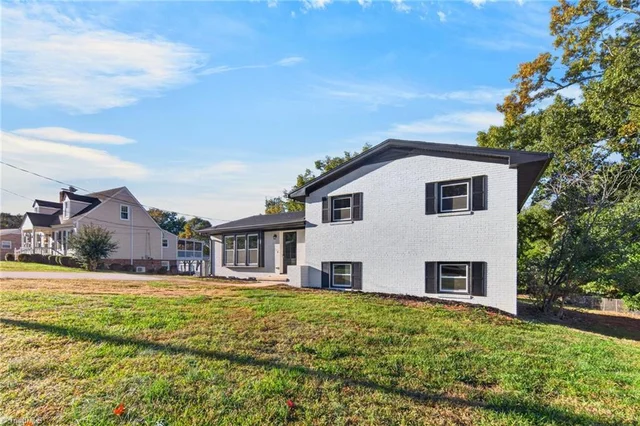 424 Glen Oaks Drive, photo 2 of 29