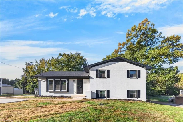 424 Glen Oaks Drive, photo 3 of 29